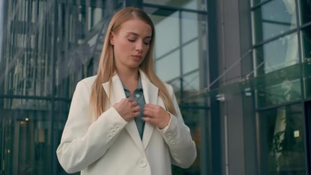 Magabiztos büszke sikeres kaukázusi nő üzletasszony üzletasszony vezető főnök nő igazgató lány igazítás formális öltöny séta háttér vállalati irodaépület szabadság - Felvétel, videó