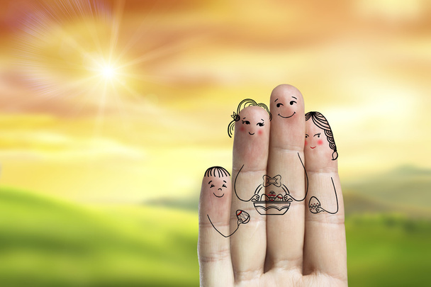 Conceptuele Pasen vinger art. Familie houden busket met beschilderde eieren. Stock beeld - Foto, afbeelding