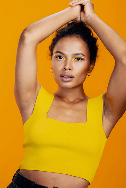 化粧品女性メイク黄色の美顔黒い肖像画アフリカのカラフルな美しい笑顔の創造的なスタイル - 写真・画像