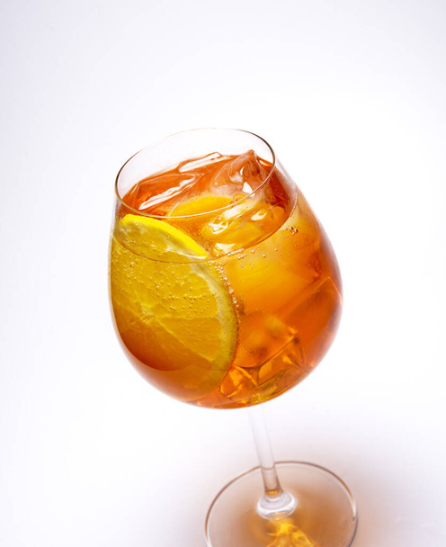 Cóctel con naranja y hielo sobre fondo blanco, aislado - Foto, imagen