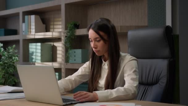 Caucasian businesswoman in office computer error crash business woman girl female worker sit at desk work on laptop upset problem device system bug data loss battery low issue unsaved lost information - Footage, Video
