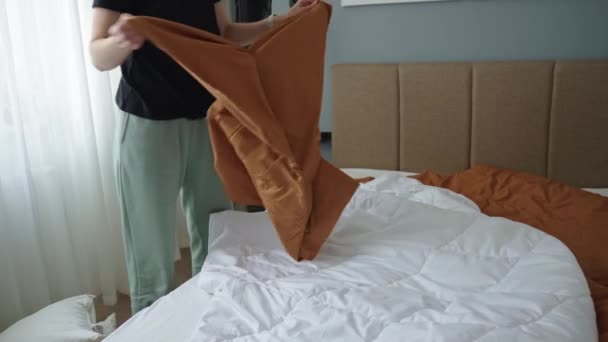 Mulher substituindo roupa de cama no quarto. Feminino fazendo cama no quarto. Trabalhos de rotina e trabalhos domésticos - Filmagem, Vídeo
