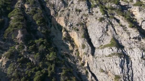 letící podél skalnatého pohoří v přírodním parku Arrabida, Setubal, Portugalsko. Vysoce kvalitní 4K záběry - Záběry, video