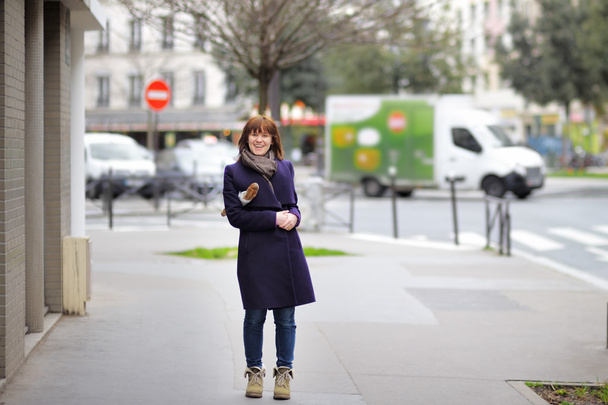 Стильна дівчина на в Парижі - Фото, зображення