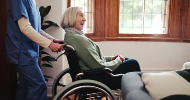 Vida asistida, amor y una mujer mayor en silla de ruedas para atención médica, cuidado o pareja en una casa de retiro. Médico, beso y cuidador ayudando a un paciente anciano con una discapacidad en la recuperación. - Metraje, vídeo
