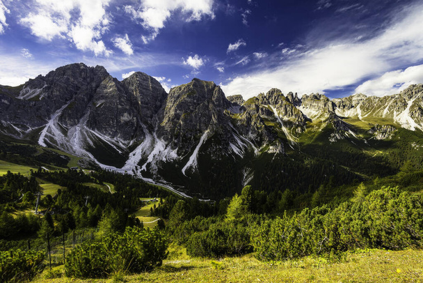 Vista del paisaje alpino de montaña desde Austria en un día soleado - Foto, imagen