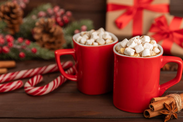 Heißgetränk mit Marshmallows und Zuckerrohr in Tasse auf einem Texturtable.Gemütliche saisonale Urlaub.Heißer Kakao mit Lebkuchen Weihnachtsgebäck.Heiße Schokolade mit Marshmallow und Gewürzen.Kopierraum. - Foto, Bild
