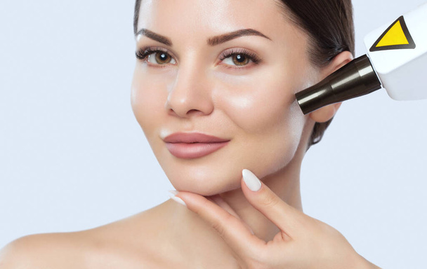 Procédure d'épluchage du visage en carbone dans un salon de beauté. Matériel traitement de cosmétologie. - Photo, image