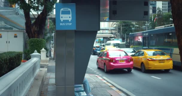 Αυτοκίνητα περνούν στάση λεωφορείου, αστική σκηνή κυκλοφορίας. οχήματα ροής, δημοτική κυκλοφορία. δυναμική των αστικών μεταφορών, στάση λεωφορείου ρεύμα κυκλοφορίας διασταυρώνεται δημόσια διαμετακόμιση, βαριά κυκλοφορία Μπανγκόκ, Ταϊλάνδη - 19 Δεκ 2023 - Πλάνα, βίντεο