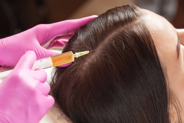 美容師は美容室で美しい女性の脱毛に対する予防療法を行っています. 化粧品コンセプト. - 写真・画像