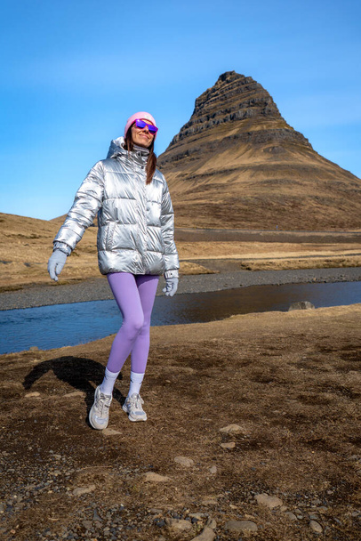 Mujer con chaqueta metálica en Kirkjufell, Islandia - Foto, imagen