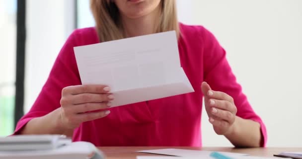 Mujer gerente abriendo sobre postal y carta de lectura con malas noticias primer plano 4k película cámara lenta. Aviso de concepto de desalojo - Metraje, vídeo