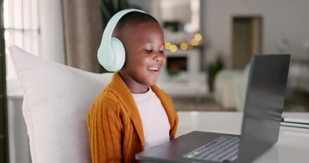 Ακουστικά, laptop και παιδί φοιτητής σε μια βιντεοκλήση κάνει καταμέτρηση μαθηματικά για την ανάθεση, το έργο ή την εργασία. Εκμάθηση, τεχνολογία και νεαρό παιδί από την Αφρική που εργάζεται σε υπολογιστή για την εξ αποστάσεως εκπαίδευση - Πλάνα, βίντεο