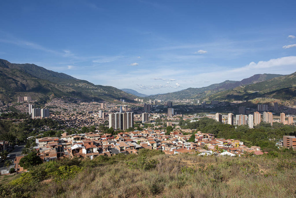 Bello, Antioquia, Colombia. 17 dicembre 2019: Paesaggio del Bello con architettura, montagne e blu sk - Foto, immagini