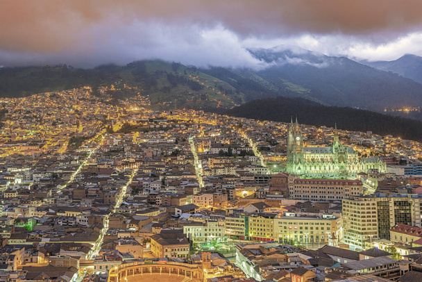 Blick zur goldenen Stunde auf die koloniale Altstadt von Quito am Fuße der Basilika des Nationalen Gelübdes und mit dem Belmonte Plaza de Toros im Vordergrund - Foto, Bild