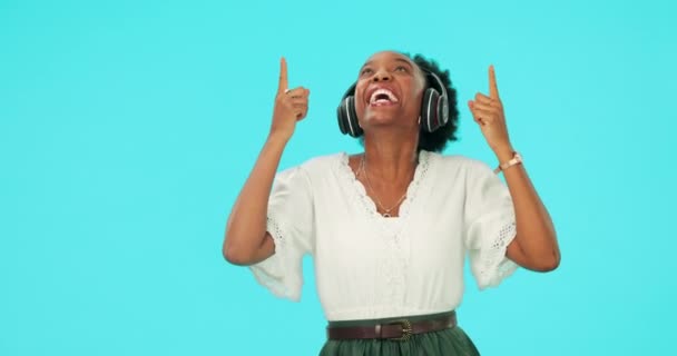 İşaret, kulaklık ve müzikten anlayan siyahi bir kadın. Stüdyoda mutlu ve dansçı. Mavi arka planda izole bir şekilde. Radyo, canlı yayın ve tanıtım başarısı olan kişinin portresi.. - Video, Çekim