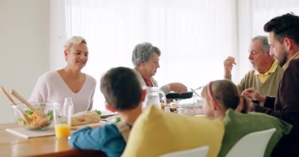 Πρωινό, χαρούμενη οικογένεια και οικογένεια στο τραπέζι του δείπνου για φαγητό μαζί, κοινωνική συγκέντρωση και μεσημεριανό στο σπίτι. Μιλώντας, πρωί και παππούδες, γονείς και παιδιά που συνδέονται με το γεύμα, το φαγητό και τη διατροφή. - Πλάνα, βίντεο