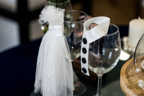 vinná skleněná dekorace s oblečením nevěsty a ženicha. Kreativní svatba - Fotografie, Obrázek