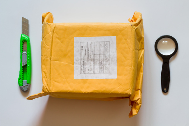 Unboxing κίτρινο δέμα από την Κίνα. - Φωτογραφία, εικόνα