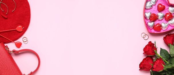Аксессуары для женщин с конфетами и розовыми цветами на розовом фоне с местом для текста - Фото, изображение