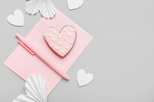 Słodkie ciasteczka, listy i papierowe serduszka na szarym tle. Walentynki święto - Zdjęcie, obraz