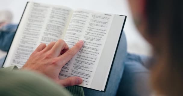Αγία Γραφή, χέρι ή ζευγάρι ανάγνωση βιβλίο στην προσευχή, υποστήριξη ή ελπίδα στο χριστιανικό σπίτι για να προσκυνήσουν μαζί. Κοντινό πλάνο, γυναίκα ή άνδρας σπουδάζει, μαθαίνει ή ζητά από τον Θεό χάρη στη θρησκεία με αγάπη ή φροντίδα. - Πλάνα, βίντεο
