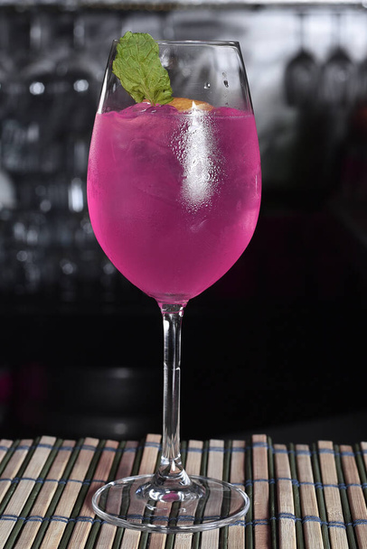 bebida alcohólica refrescante con frutas, vodka frío y ginebra, cáscara de limón servido en vaso de vidrio borracho - Foto, imagen