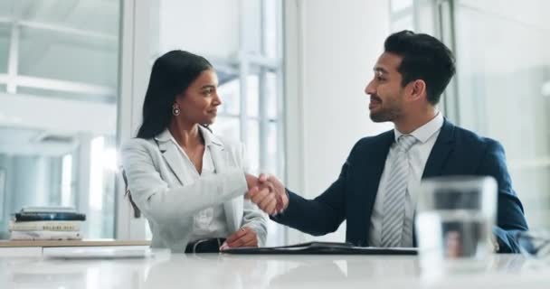 契約,インタビュー,ビジネスの人々は,オフィスでの採用とオンボーディングのために握手します. 成功と幸せな従業員を雇用するための握手と企業のミーティングとコラボレーションありがとう. - 映像、動画