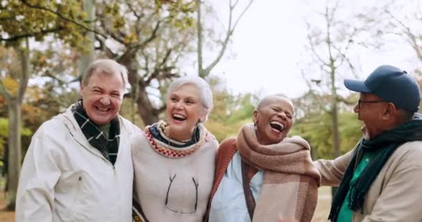 Příroda, smích a starší přátelé procházky ve venkovním parku na čerstvý vzduch a cvičení. Šťastný, úsměv a skupina seniorů mluví o sblížení, baví a prozkoumávání zahrady spolu - Záběry, video