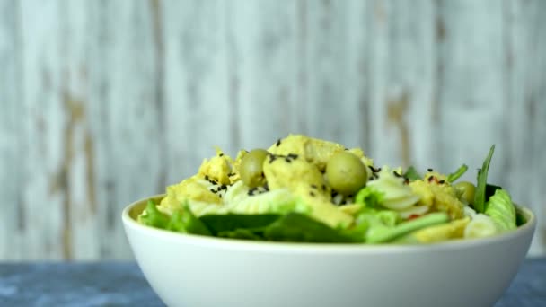 Куриный салат с макаронами и овощами. Здоровое питание. Вид сбоку. - Кадры, видео