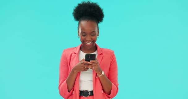 Téléphone, message et heureuse femme noire en studio textos, rire ou chat sur les médias sociaux sur fond bleu. Smartphone, app et dame africaine en ligne pour mème, poste ou drôle, blague ou stupide gif communication. - Séquence, vidéo