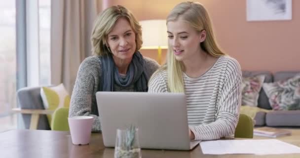 Happy maminka, dcera a notebook s kávou pro sociální média, software nebo komunikaci doma. Mladá žena pomáhá matce na počítači v obývacím pokoji pro online vyhledávání nebo vytváření sítí společně v domě. - Záběry, video