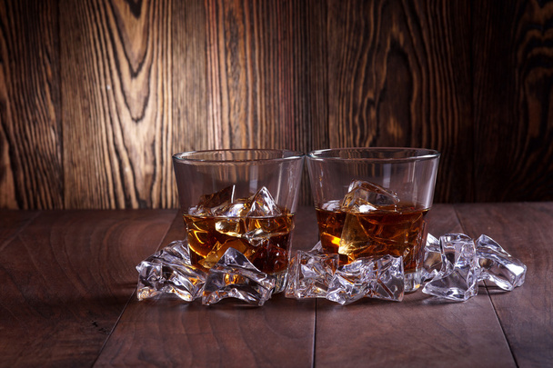 pohár whiskey a fa háttér - Fotó, kép