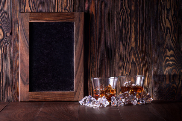 Vasos de whisky sobre fondo de madera
 - Foto, imagen