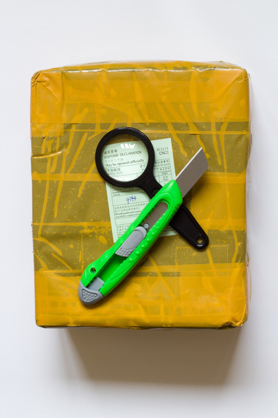 Paquete amarillo del unboxing de China
. - Foto, Imagen