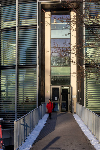 Estocolmo, Suecia Dic 27, 2023 Los edificios exteriores del campus de la Universidad de Estocolmo Albano en invierno en la nieve. - Foto, imagen