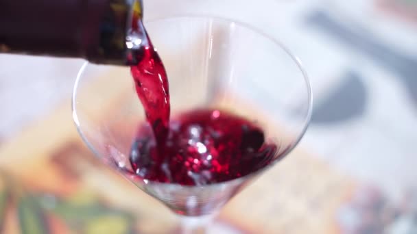 víno ve sklenici - Záběry, video