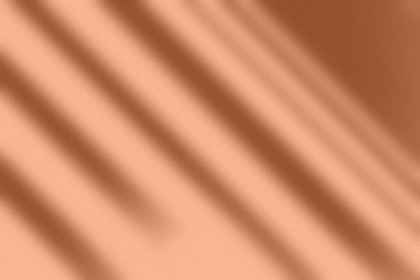 Sombras de contraste en la pared de hormigón en color Melocotón Fuzz del año. Efecto de superposición de sombras. Escena de iluminación natural. Fondo en blanco para diseño. Antecedentes. - Foto, imagen