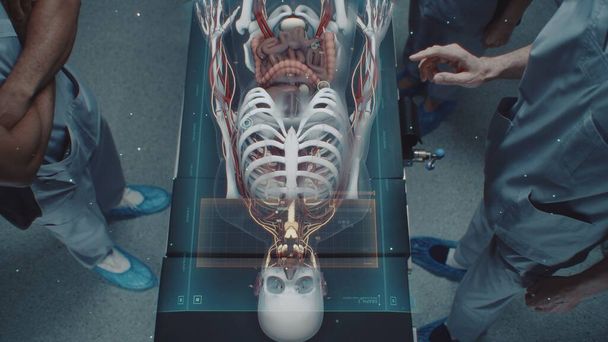 Η πολυεθνική χειρουργική ομάδα εργάζεται στο χειρουργείο χρησιμοποιώντας φουτουριστική ολογραφική απεικόνιση. 3D γραφικά εικονικού ανθρώπινου σκελετού και οργάνων. VFX animation. Τεχνολογία Τεχνητής Νοημοσύνης. Χειρουργική υψηλής τεχνολογίας. - Φωτογραφία, εικόνα