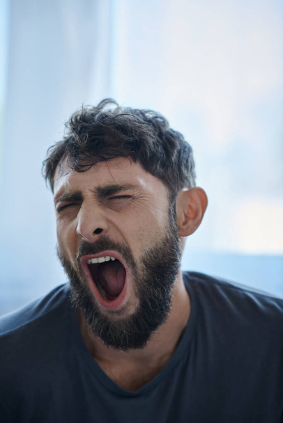 hombre ansioso en camiseta todos los días gritando durante el episodio depresivo, conciencia de salud mental - Foto, imagen