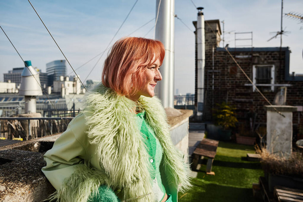 ウィーン,オーストリアの屋上テラスを見下ろすトレンディなカジュアルな服装で笑顔の女性旅行者 - 写真・画像