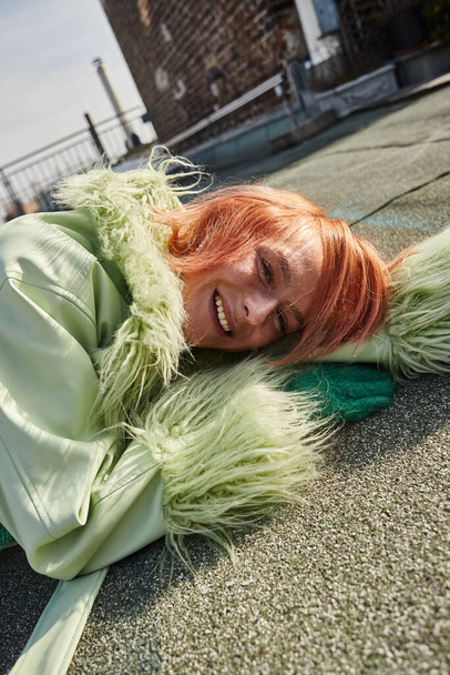 městský break, bezstarostná stylová žena ležící na střešní terase a hledící do kamery ve Vídni, Rakousko - Fotografie, Obrázek