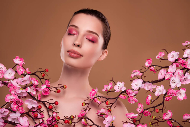 Foto de impresionante hermosa dama atractiva disfrutar de la loción corporal producto étnico asiático con extracto floral de cereza. - Foto, Imagen