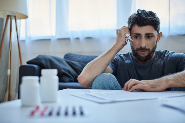 úzkostlivý muž v neformální domácí košili při pohledu na smlouvy a papíry a starosti hodně, duševní zdraví - Fotografie, Obrázek