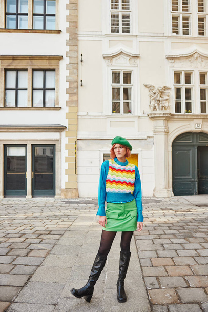 městský styl, módní žena v baretu a světlá vesta hledící do ulice ve Vídni, Rakousko - Fotografie, Obrázek
