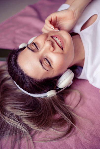 Mujer rubia linda escuchando música en casa - Estilo de vida - Foto, imagen