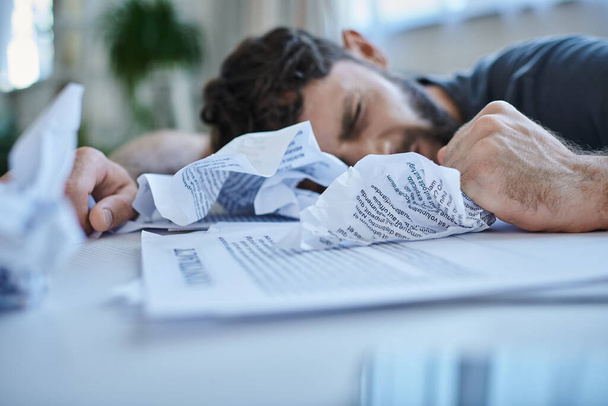 отчаянный человек рядом со своими бумагами и контрактом во время депрессивного эпизода, психического здоровья осведомленности - Фото, изображение