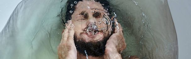 frustrado hombre deprimido ahogándose en la bañera durante la ruptura, conciencia de salud mental, pancarta - Foto, imagen