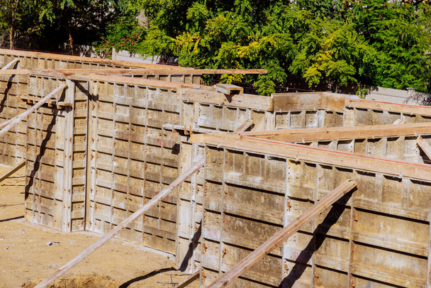 Metalowy deskowania zostal wyprostowany gotowy do wylewania betonu dla zbudowania domu zakladania - Zdjęcie, obraz