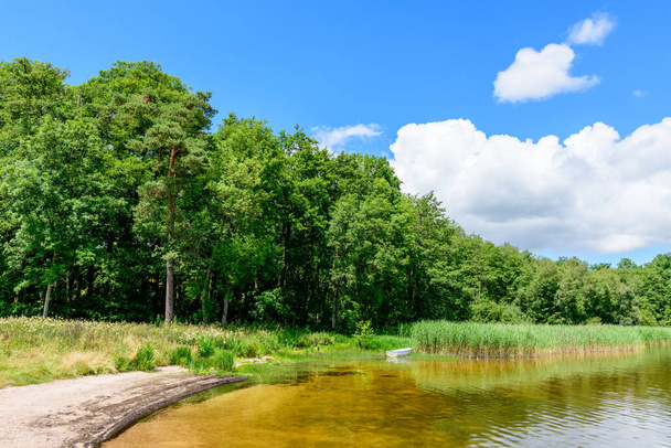 Dieses Landschaftsbild wurde im Sommer in Europa, in Frankreich, in Burgund, in Nievre, in der Nähe von Chateau Chinon aufgenommen. Wir sehen den Lac des Settons inmitten seiner grünen Landschaft, unter der Sonne. - Foto, Bild